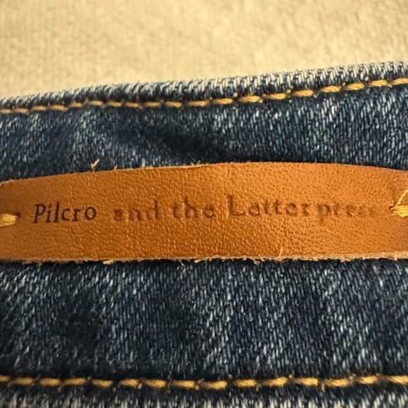 PILCRO ANTHRO Mid-Rise Slim Cutoff Jean Shorts. Size 28 - Picture 3 of 8